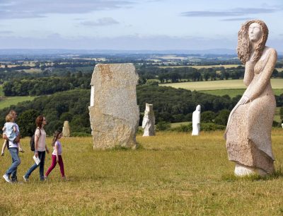 voyage-groupe-bretagne-CARNOUET-vallée-des-saints-granit-statue-DERENNES-Yannick