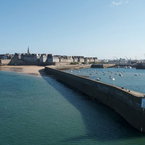 st-malo-port-digue-vue-ville-chantier-naval-rempart