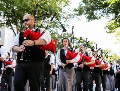 estival-interceltique-Grande_Parade-Bagad_Sonerien_Bro_Dreger-défilé-rue-costume-breton-musique