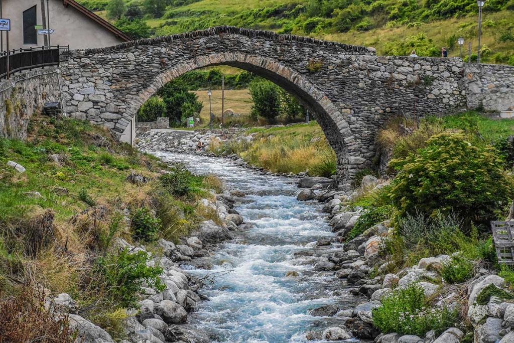 paysage pyrénées france randonnée promenade court d'eau source