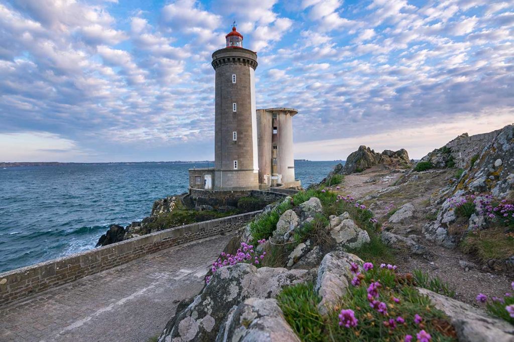 Traveling britanny couché de soleil sur le phare et le fort du petit minou à Plouzané près de brest